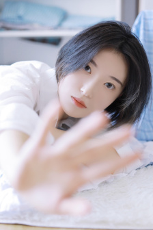 小兔兔被男生咬着的图片